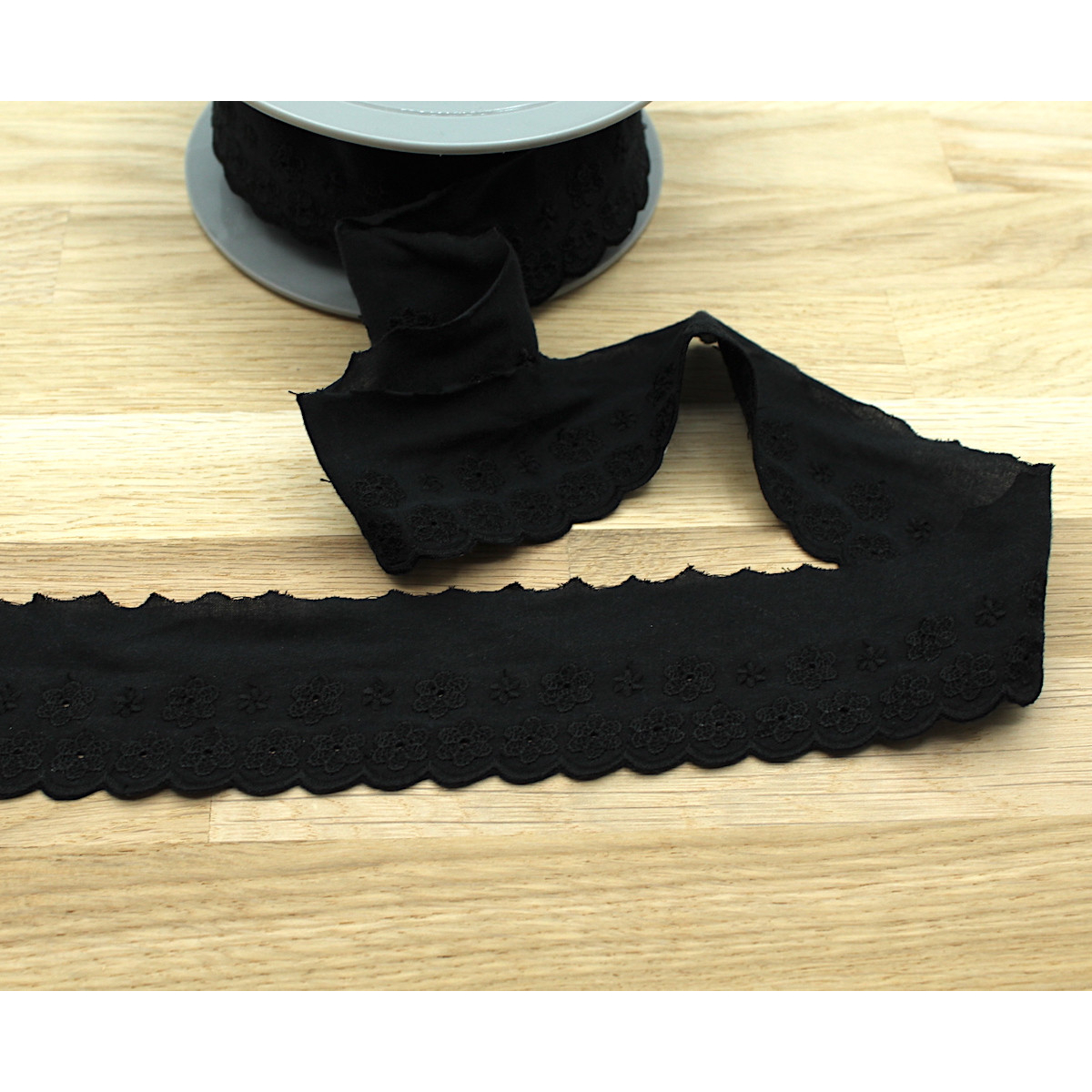Galon coton broderie anglaise brodé 47mm x 1m noir Galon coton broderie anglaise brodé 47mm x 1m noir