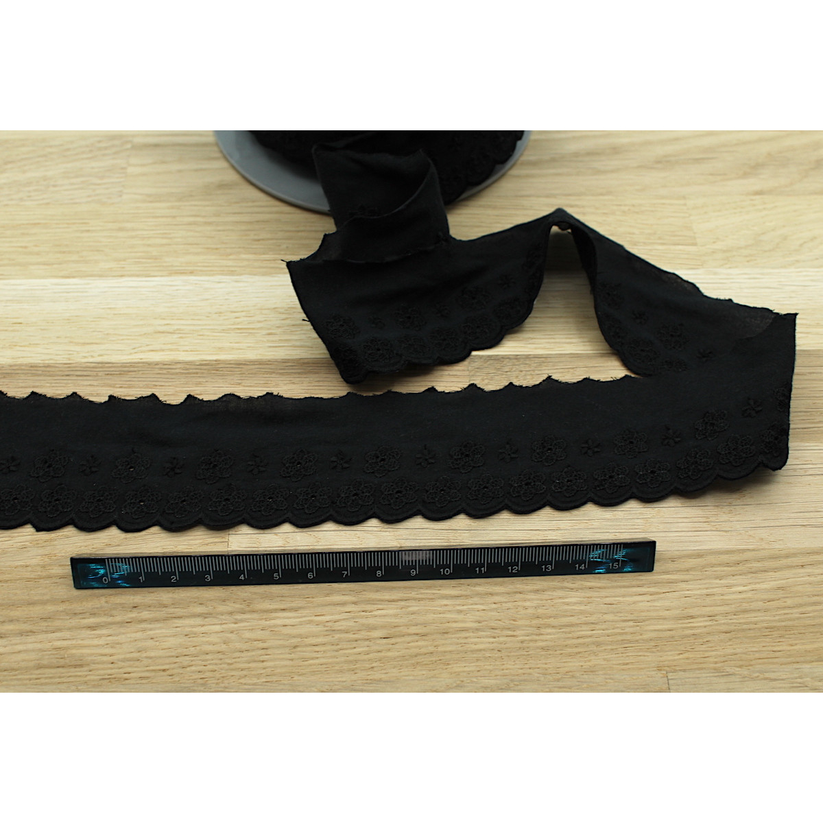 Galon coton broderie anglaise brodé 47mm x 1m noir Galon coton broderie anglaise brodé 47mm x 1m noir
