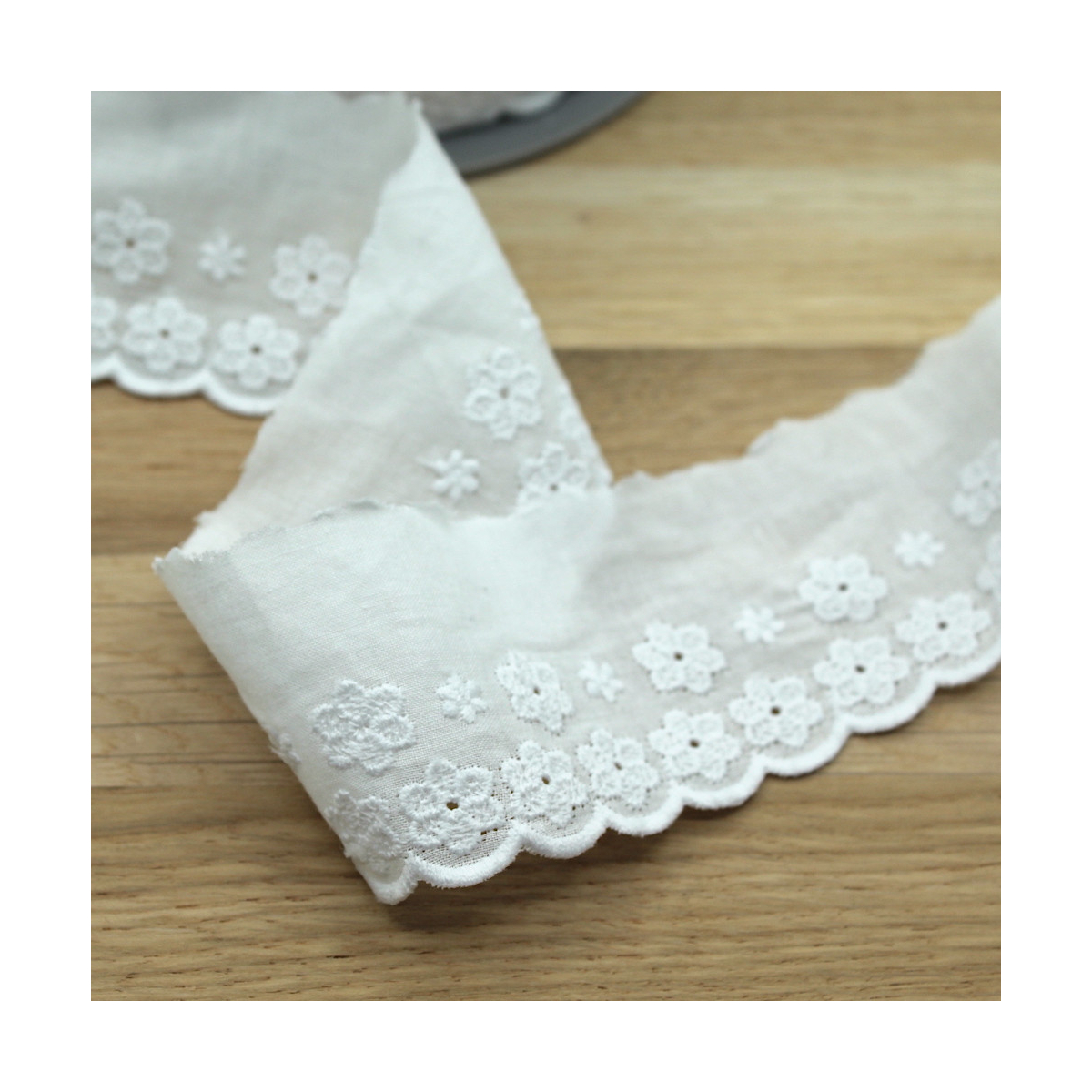 Galon coton broderie anglaise brodé 47mm x 1m blanc Galon coton broderie anglaise brodé 47mm x 1m blanc