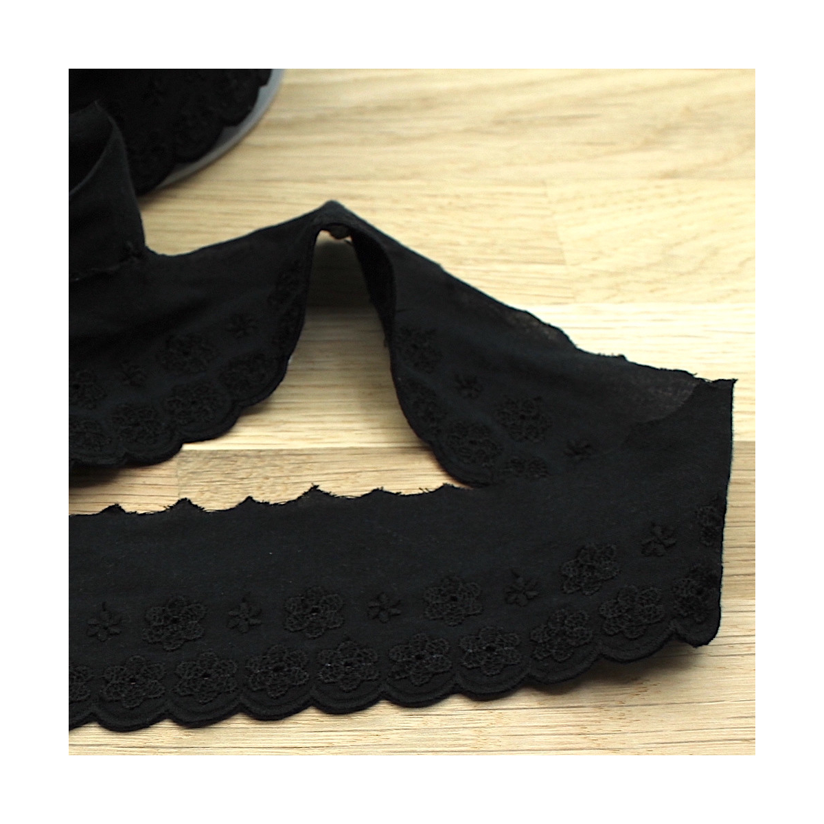 Galon coton broderie anglaise brodé 47mm x 1m noir Galon coton broderie anglaise brodé 47mm x 1m noir