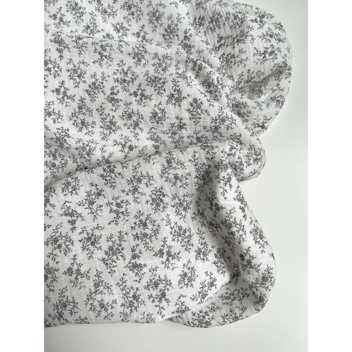 Meriem - Double gaze de coton BIO exclusif blanc à motifs fleuris gris Tissus issus de l'agriculture biologique  - 3