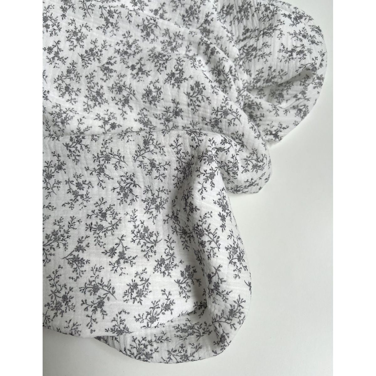 Meriem - Double gaze de coton BIO exclusif blanc à motifs fleuris gris Tissus issus de l'agriculture biologique  - 4