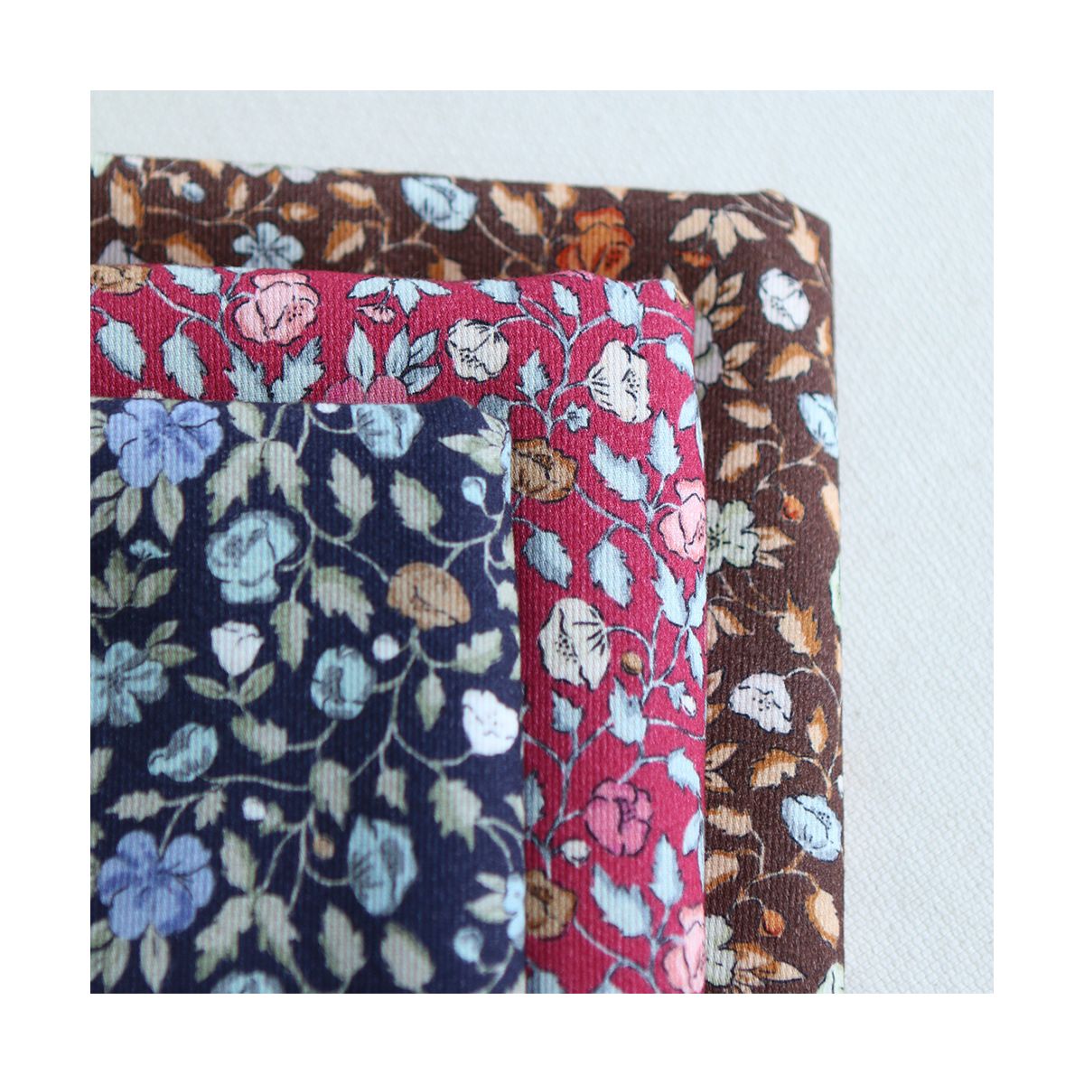 Amelia - Velours milleraies coton organique imprimé fleuri framboise