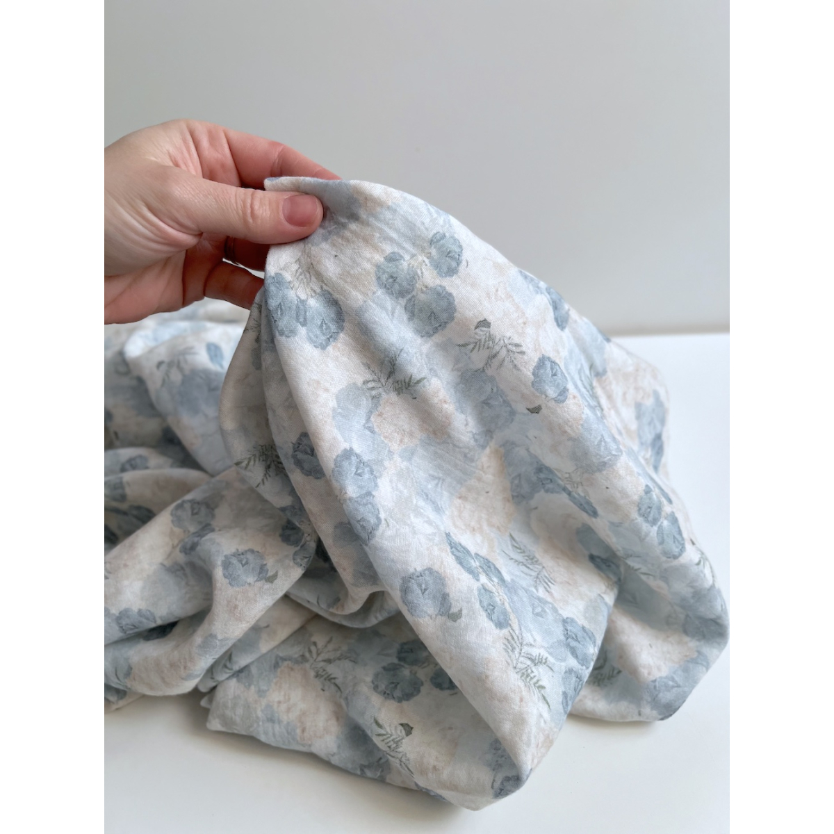 Audrey - Double gaze de coton BIO blanc motif bleu poudré et écru Tissus issus de l'agriculture biologique  - 2