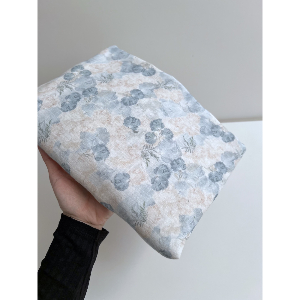 Audrey - Double gaze de coton BIO blanc motif bleu poudré et écru Tissus issus de l'agriculture biologique  - 9