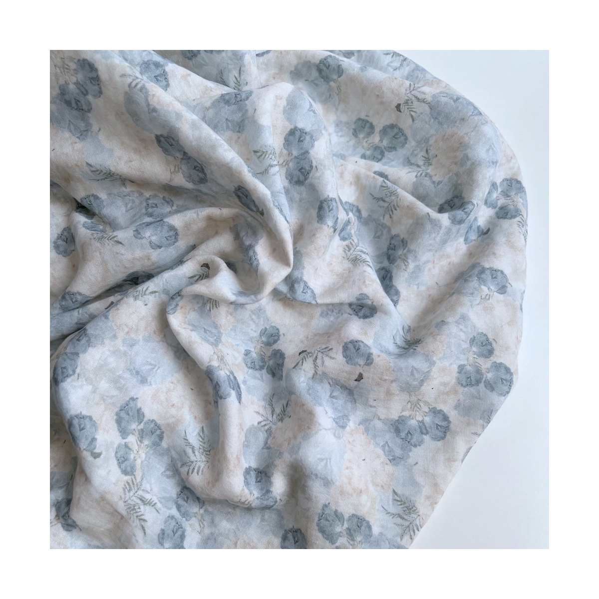 Audrey - Double gaze de coton BIO blanc motif bleu poudré et écru Tissus issus de l'agriculture biologique  - 1