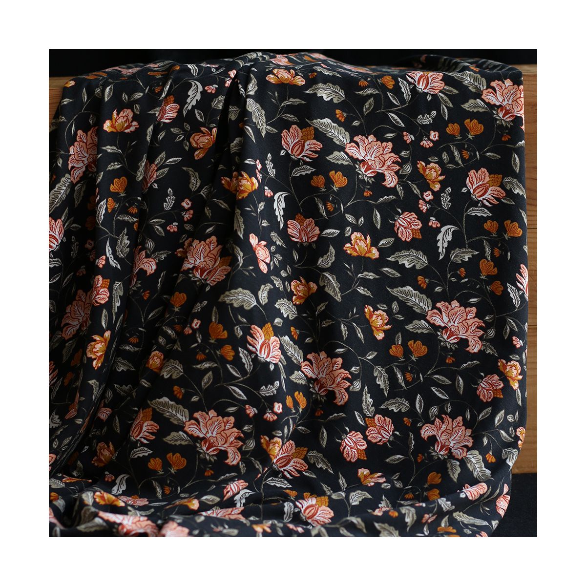 Jersey bambou coton à motif fleuri automne fond noir