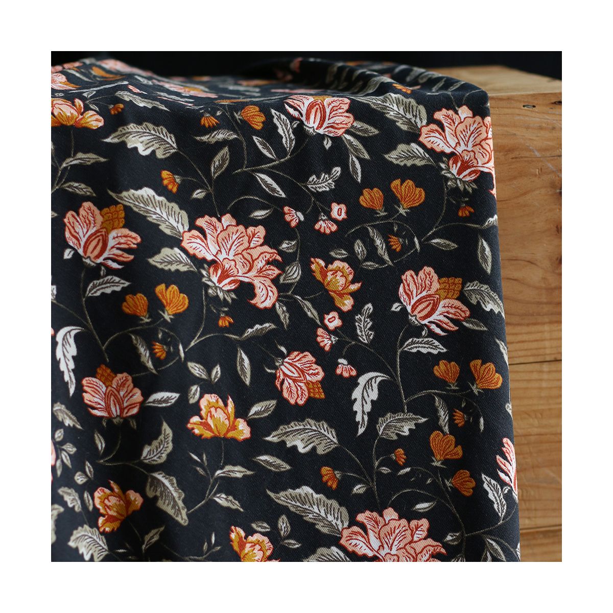 Jersey bambou coton à motif fleuri automne fond noir