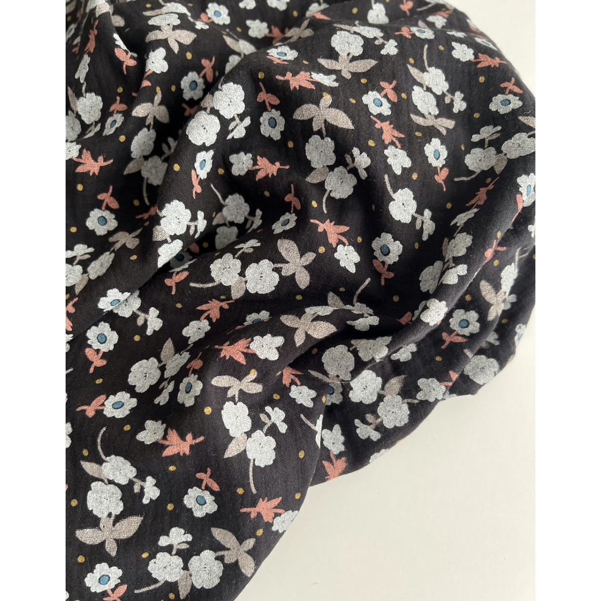 Olivia - Double gaze de coton coloris fond noir imprimé fleuri Tissus issus de l'agriculture biologique  - 4