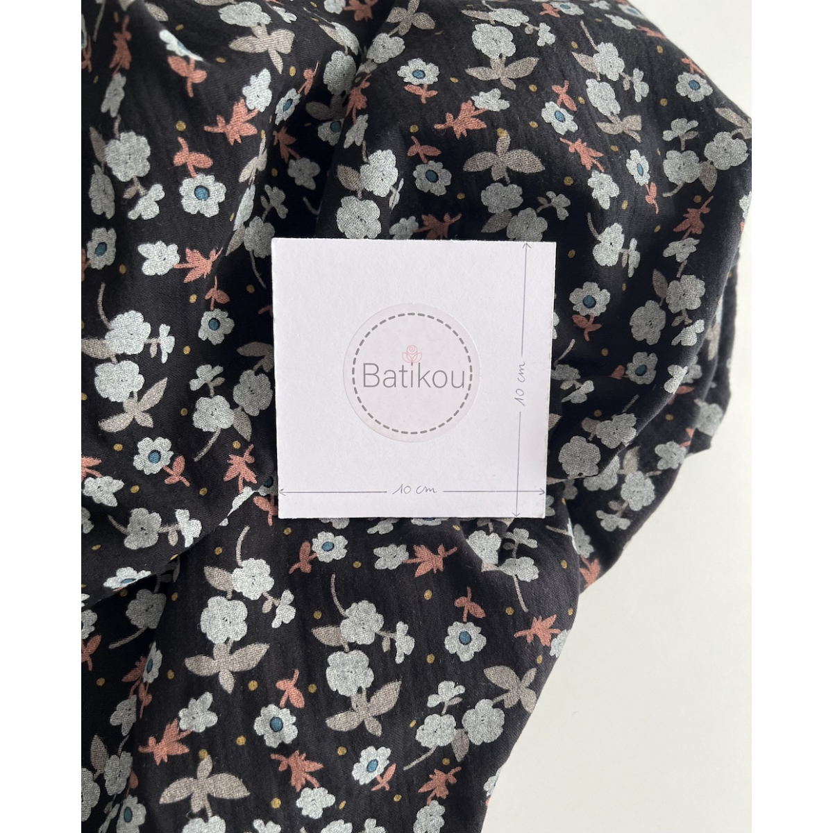 Olivia - Double gaze de coton coloris fond noir imprimé fleuri Tissus issus de l'agriculture biologique  - 5