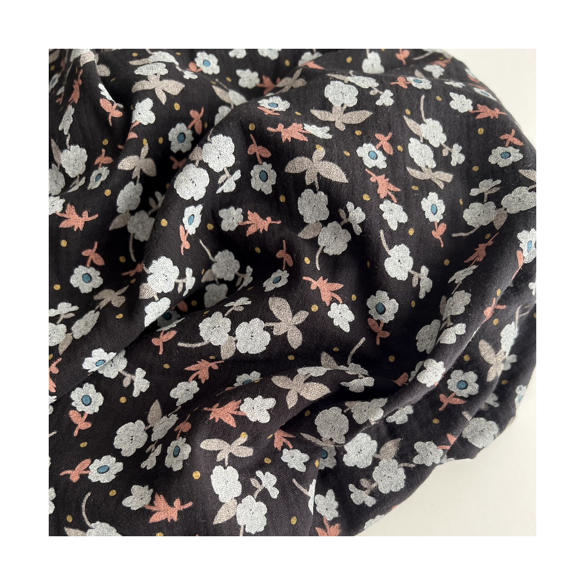 Olivia - Double gaze de coton coloris fond noir imprimé fleuri Tissus issus de l'agriculture biologique  - 1