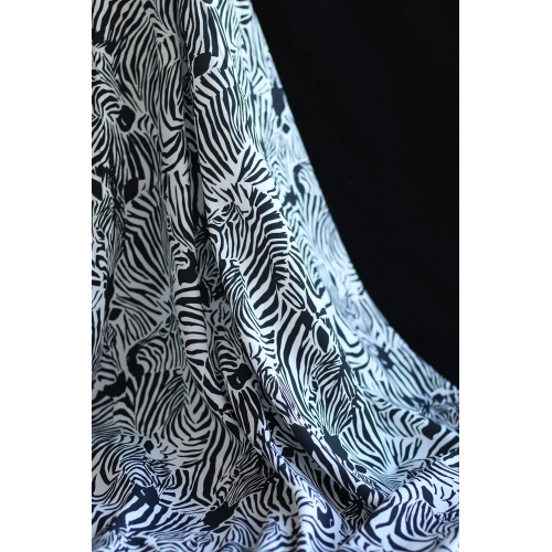 Zebra - Viscose imprimé fleuri graphique zèbres noir et blanc 2