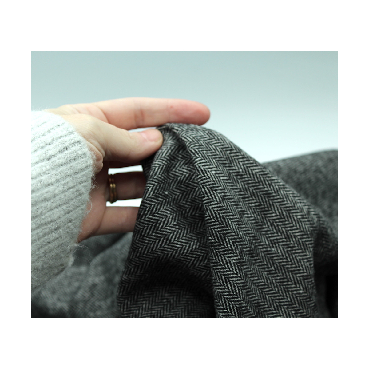 Tissu chevrons texturé coton / laine coloris noir Batikou - 2