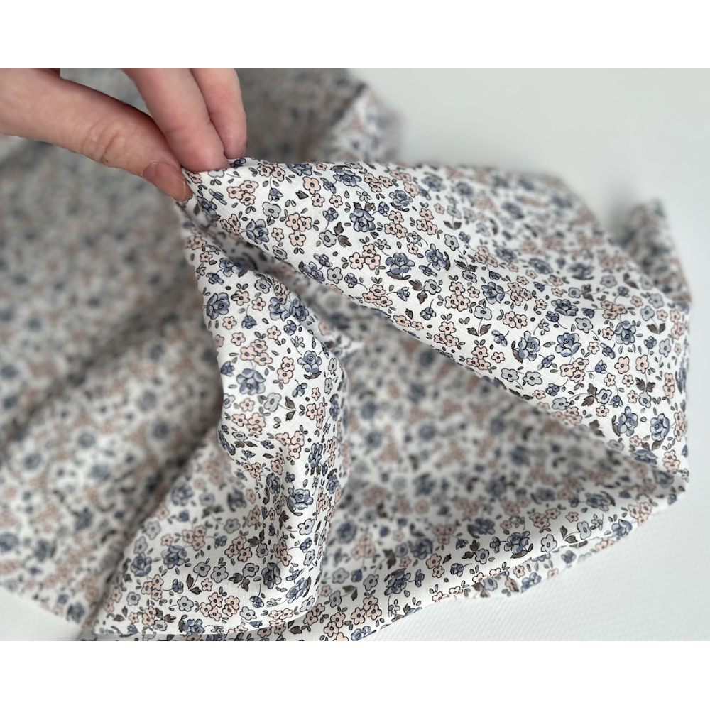 Elbée - Batiste de coton SILKYNE à imprimé fleuri porcelaine Tissus issus de l'agriculture biologique  - 2