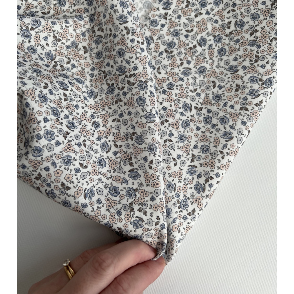 Elbée - Batiste de coton SILKYNE à imprimé fleuri porcelaine Tissus issus de l'agriculture biologique  - 3