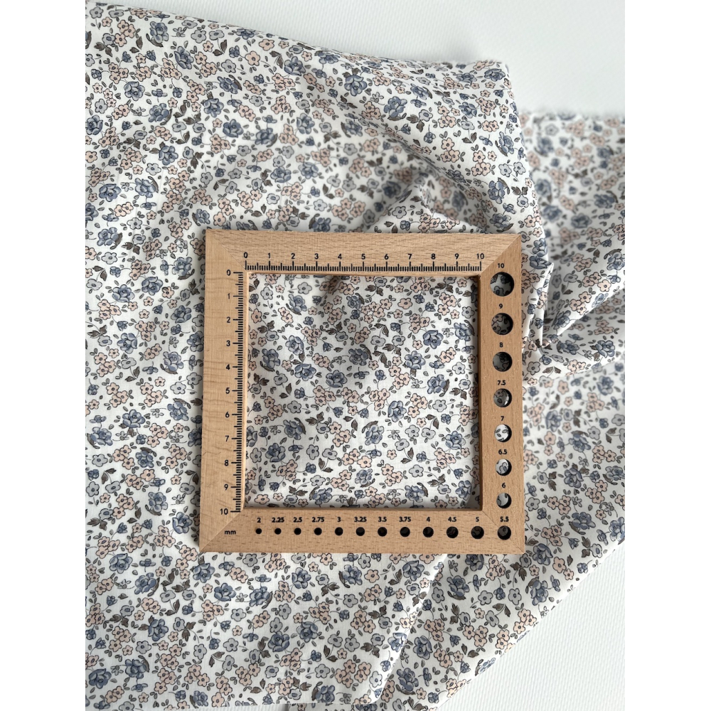 Elbée - Batiste de coton SILKYNE à imprimé fleuri porcelaine Tissus issus de l'agriculture biologique  - 4