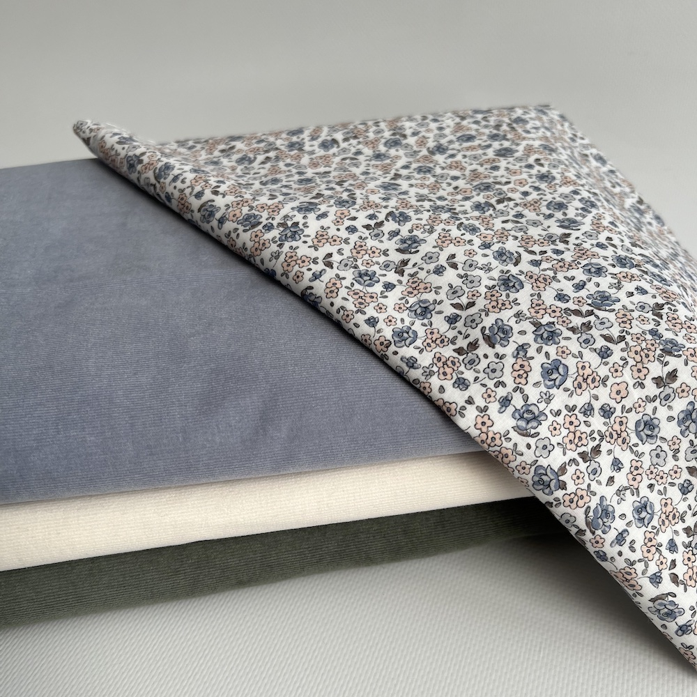 Elbée - Batiste de coton SILKYNE à imprimé fleuri porcelaine Tissus issus de l'agriculture biologique  - 8