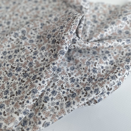 Elbée - Batiste de coton SILKYNE à imprimé fleuri porcelaine Tissus issus de l'agriculture biologique  - 1