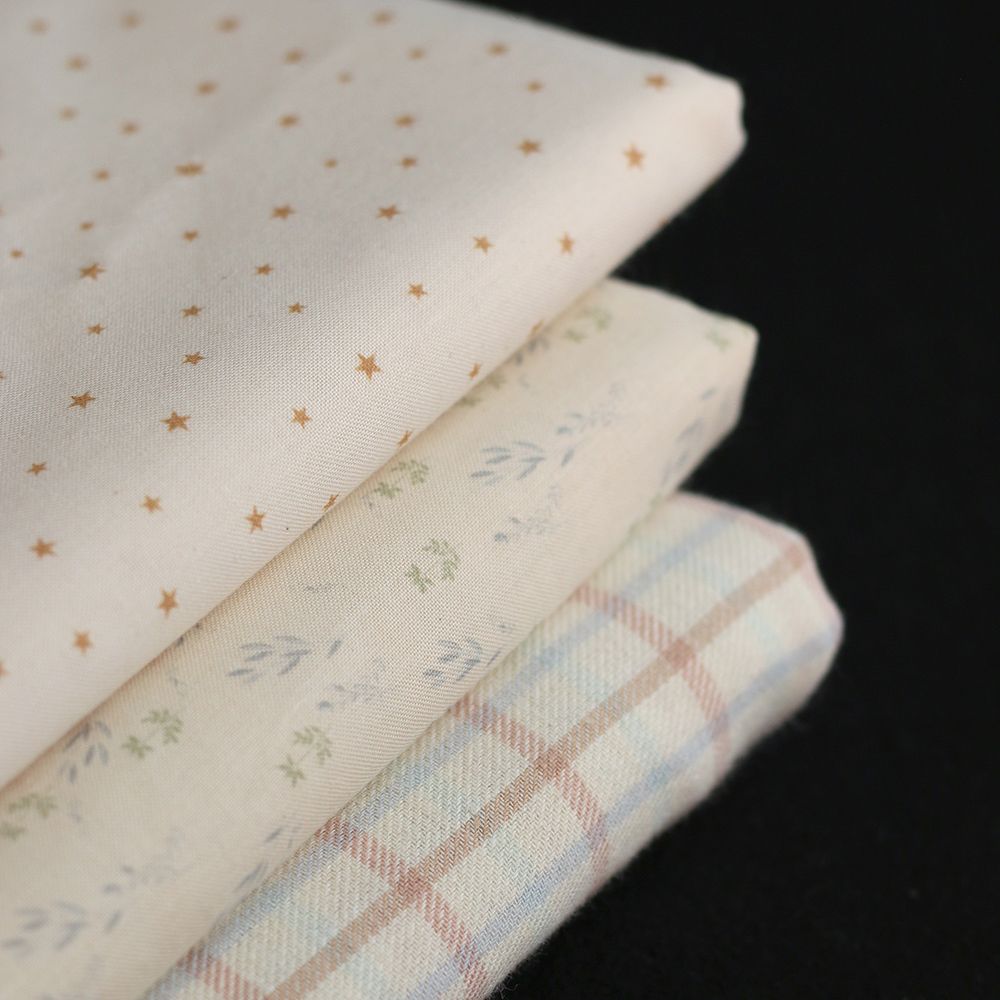 Holly - Popeline douce coton organique fond ivoire fleurs légères