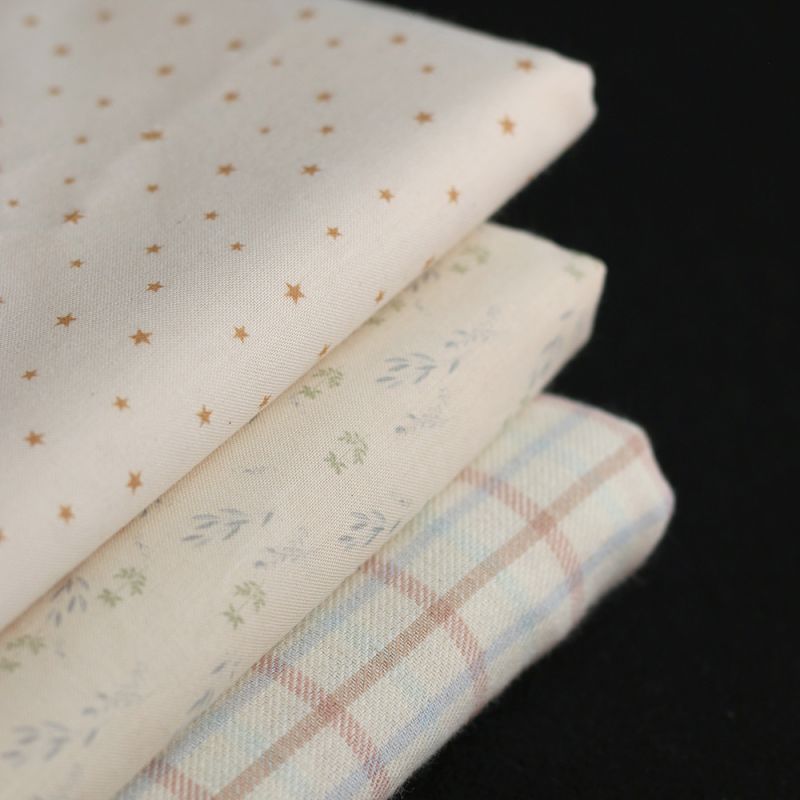 Holly - Popeline douce coton organique fond ivoire fleurs légères