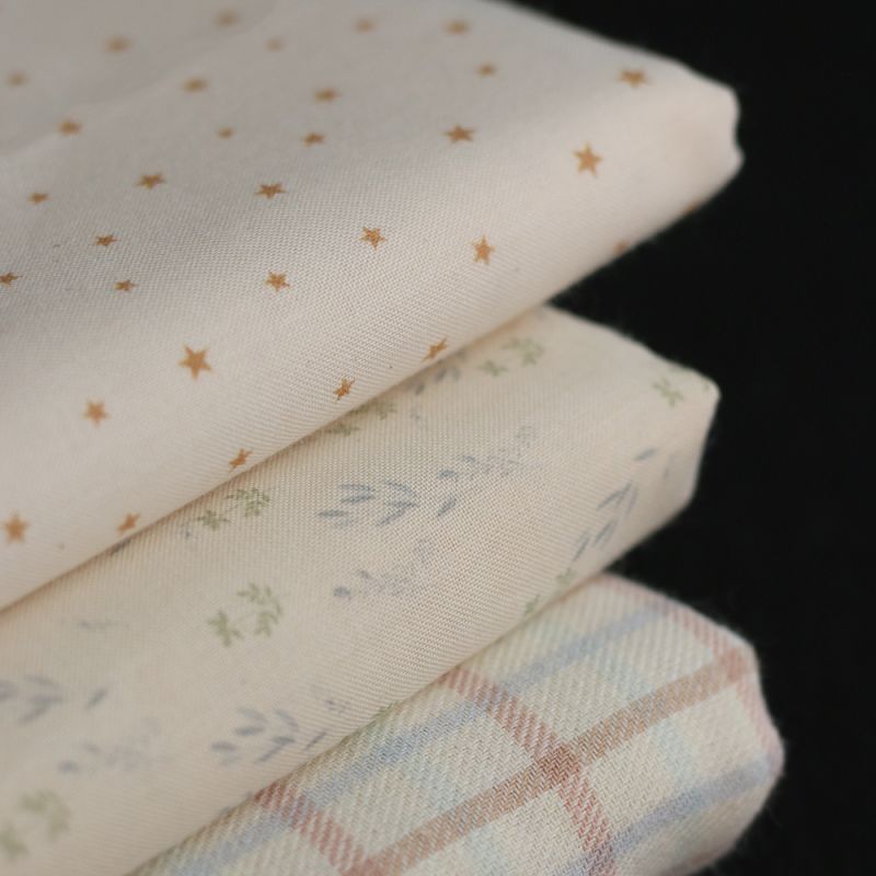 Holly - Popeline douce coton organique fond ivoire fleurs légères