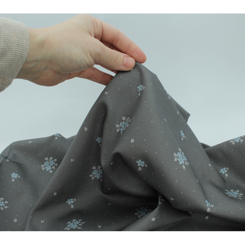 Coton satiné motif Beth exclusif Batikou fond pois gris étain x1m