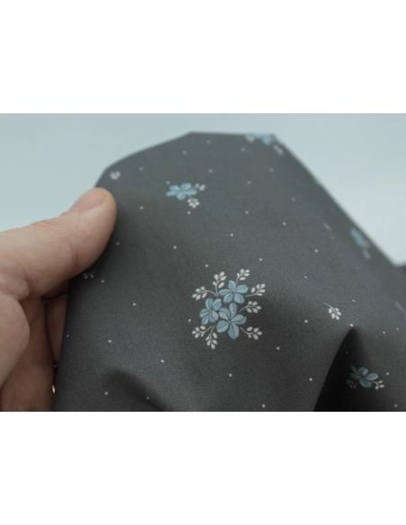 Coton satiné motif Beth exclusif Batikou fond pois gris étain x1m