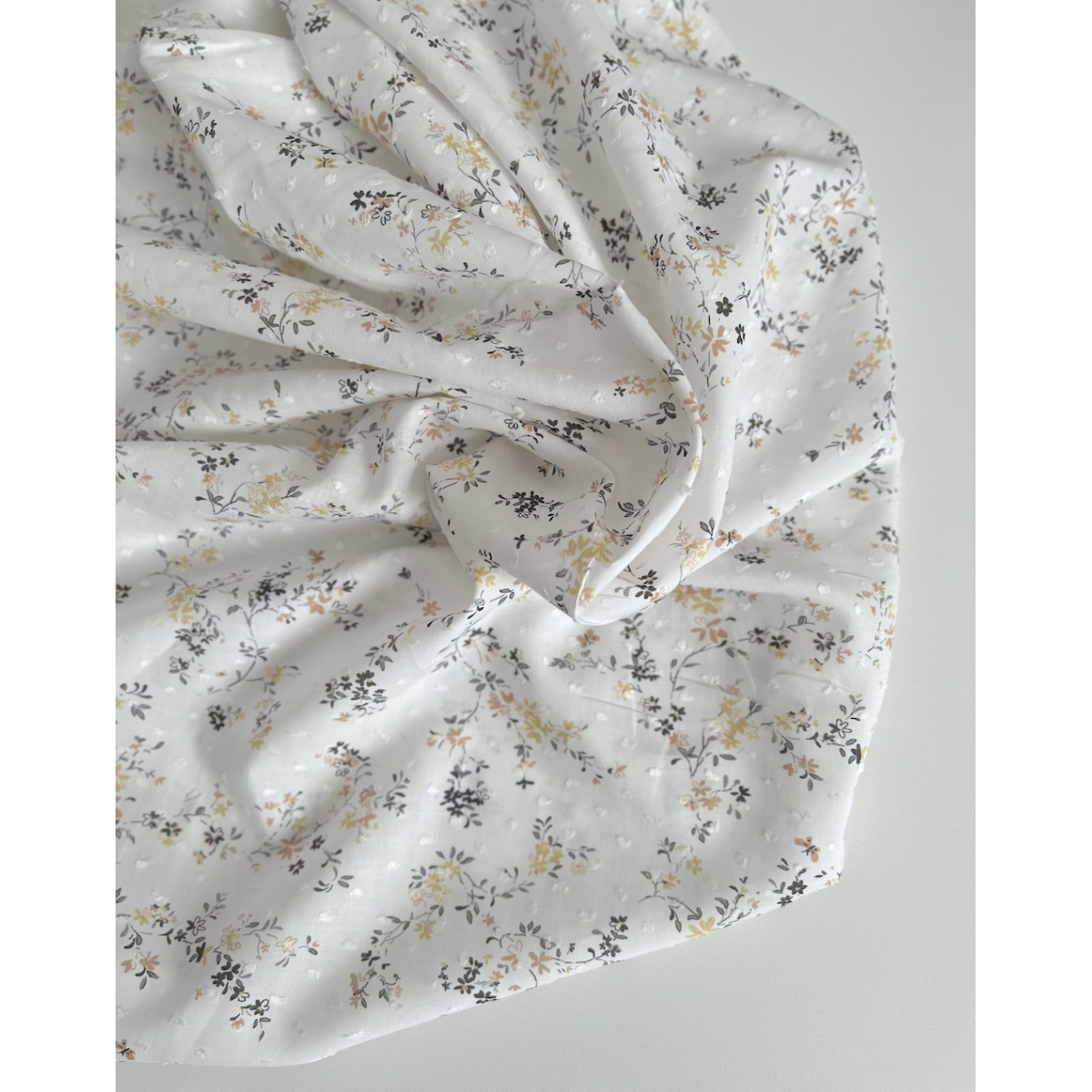 Coline - Plumetis de coton parme imprimé fleuri gris moutarde Tissus issus de l'agriculture biologique  - 4