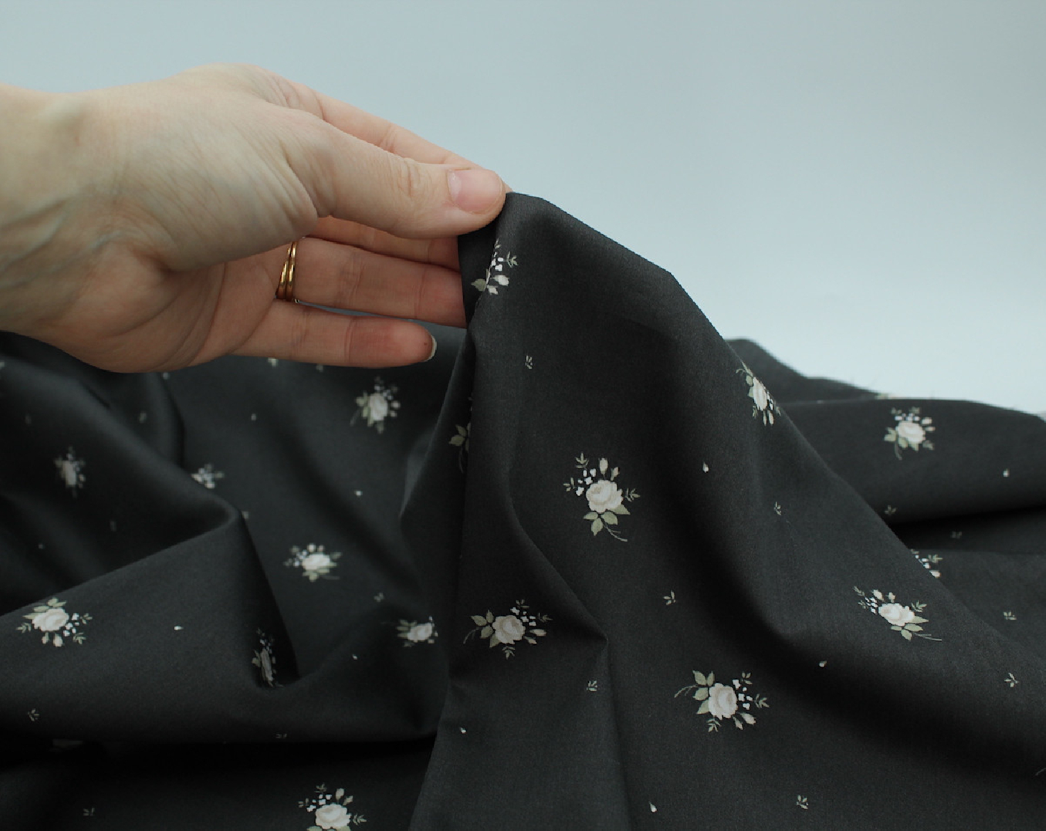 Coton satiné motif Lily exclusif Batikou fond faux noir