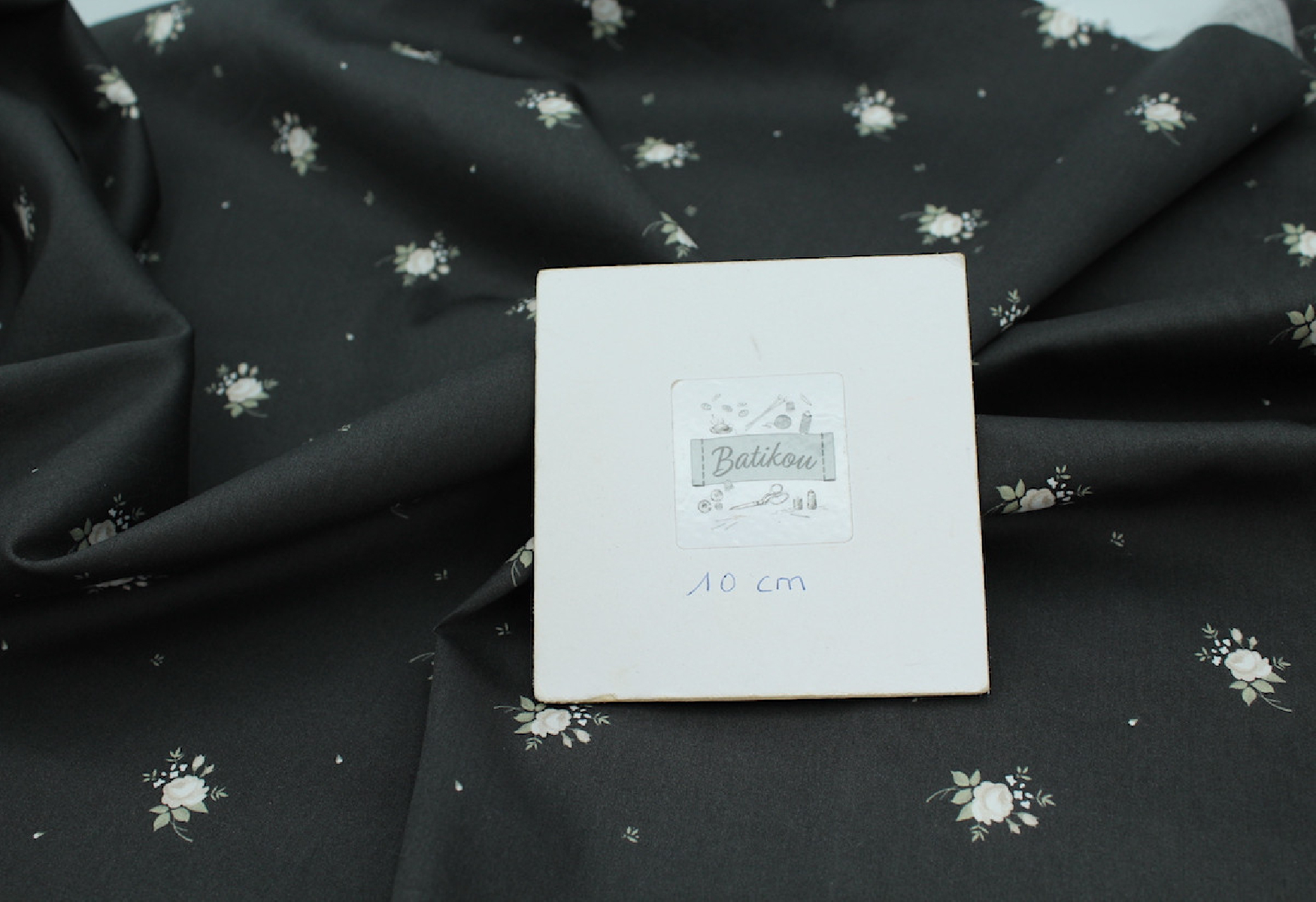 Coton satiné motif Lily exclusif Batikou fond faux noir