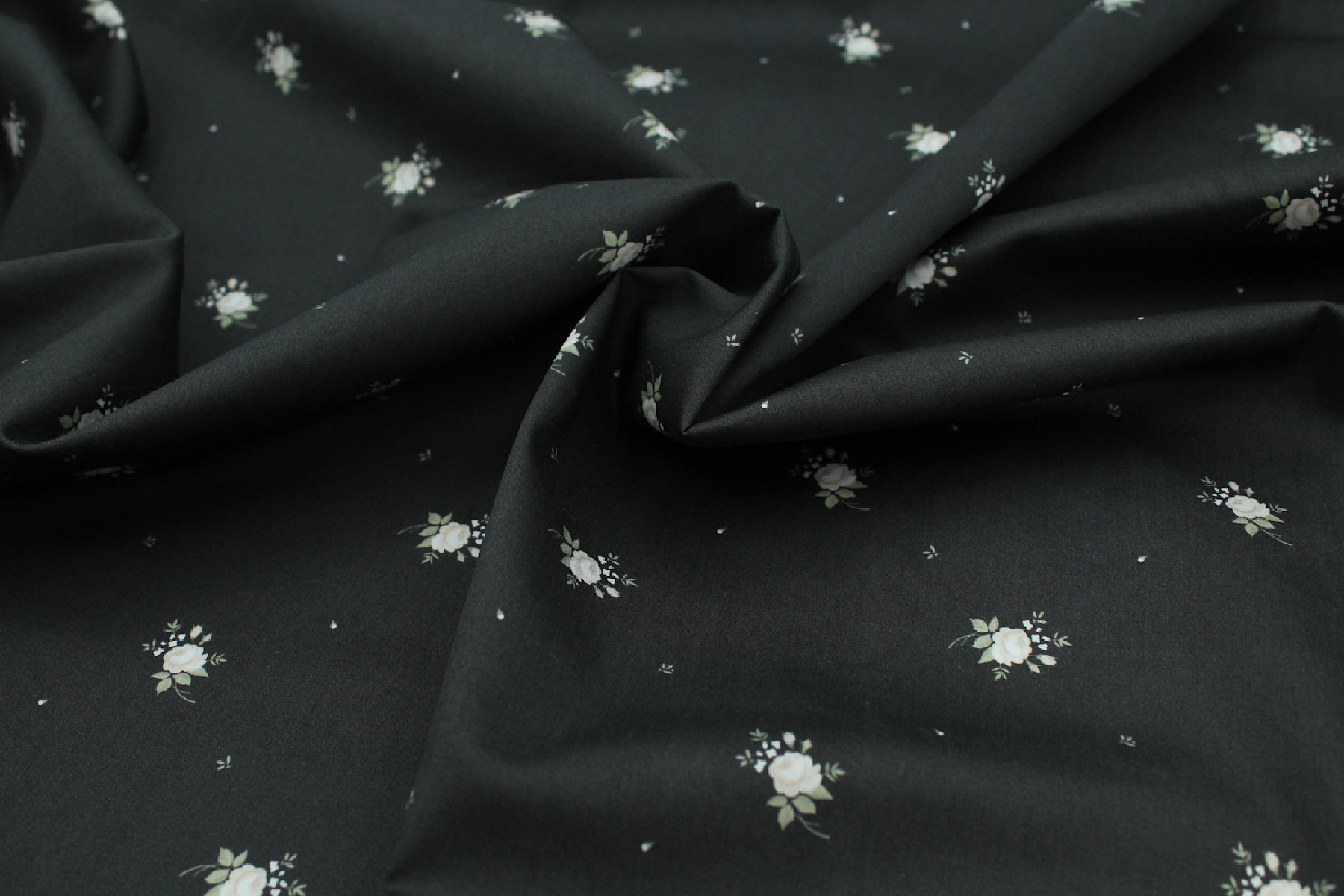 Coton satiné motif Lily exclusif Batikou fond faux noir