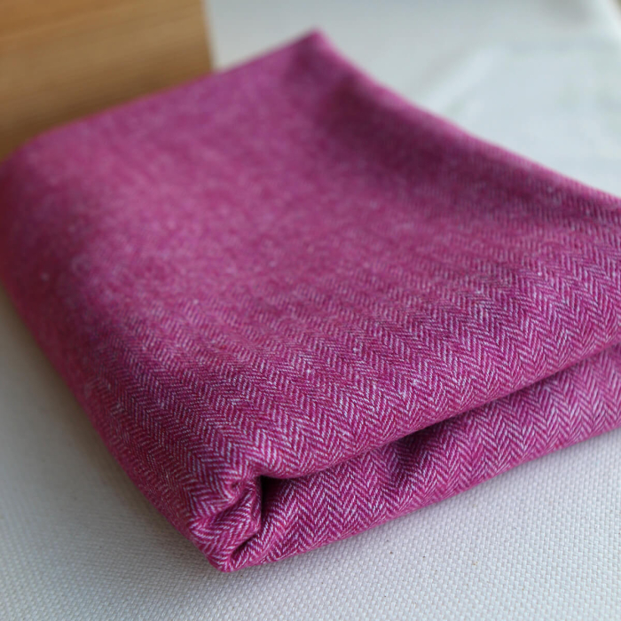 Tissu laine coton viscose chevrons couture luxe manteau chaud framboise