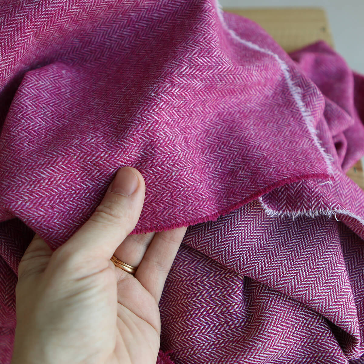 Tissu laine coton viscose chevrons couture luxe manteau chaud framboise