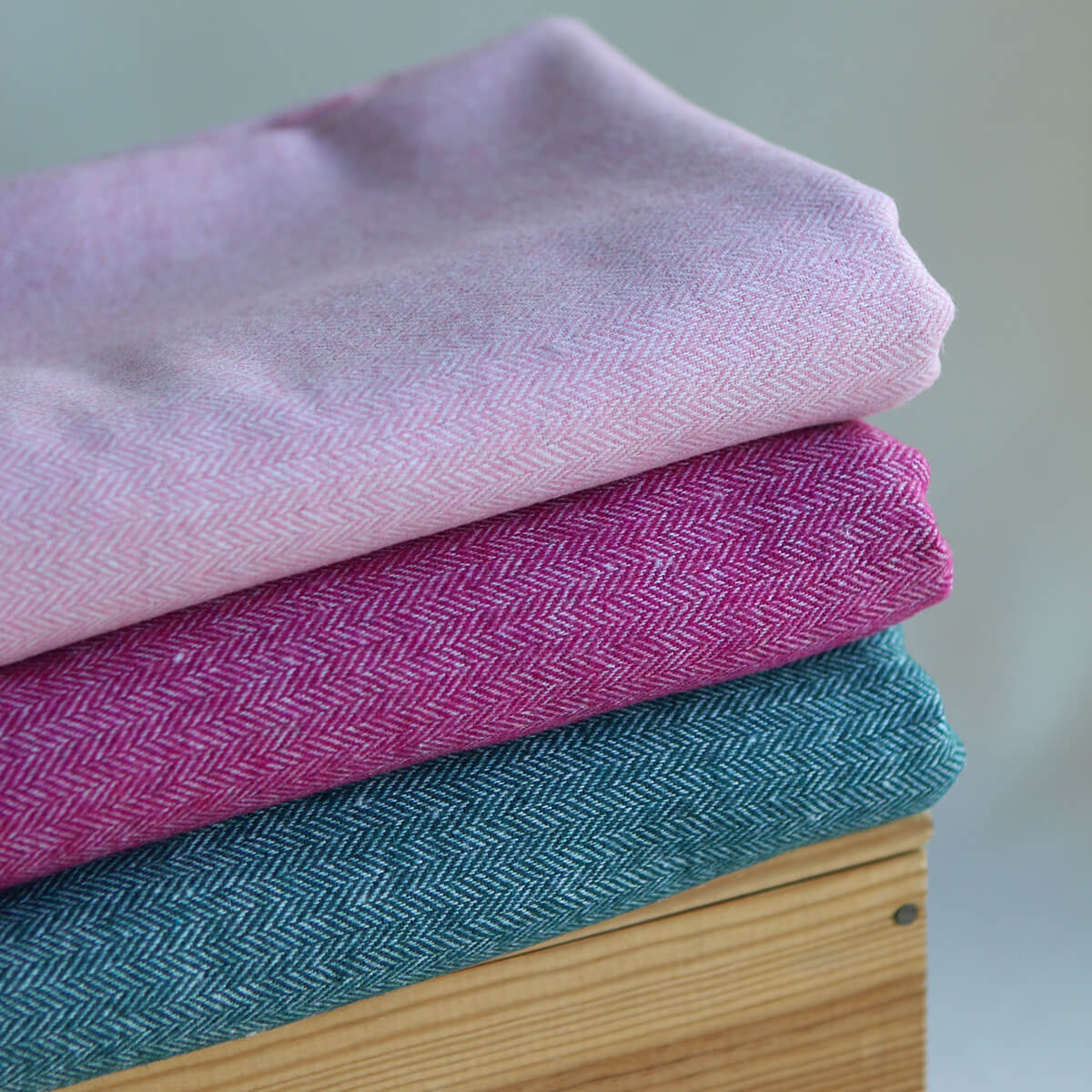 Tissu laine coton viscose chevrons couture luxe manteau chaud framboise