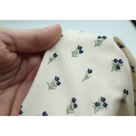 Popeline fine et douce coton organique fond ivoire imprimé tulipes marine