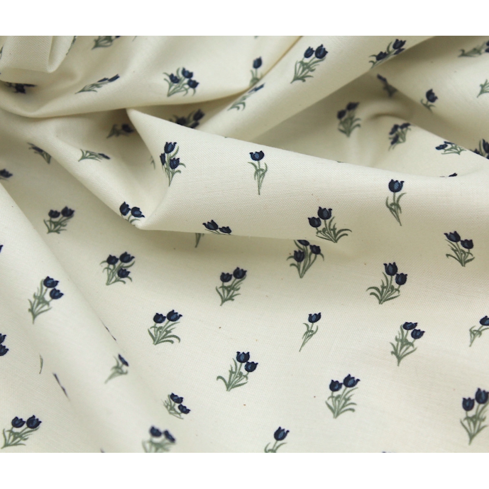Popeline fine et douce coton organique fond ivoire imprimé tulipes marine