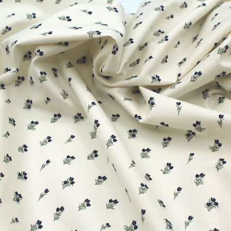 Popeline fine et douce coton organique fond ivoire imprimé tulipes marine
