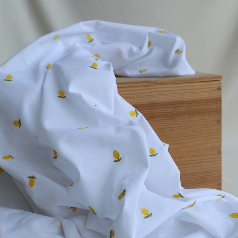 Basile - Voile de coton blanc broderies petits citrons