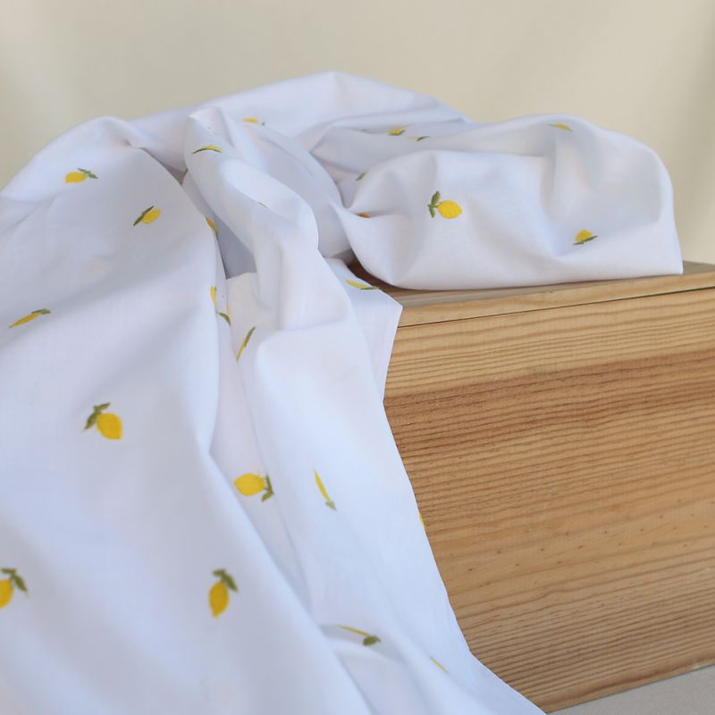 Basile - Voile de coton blanc broderies petits citrons
