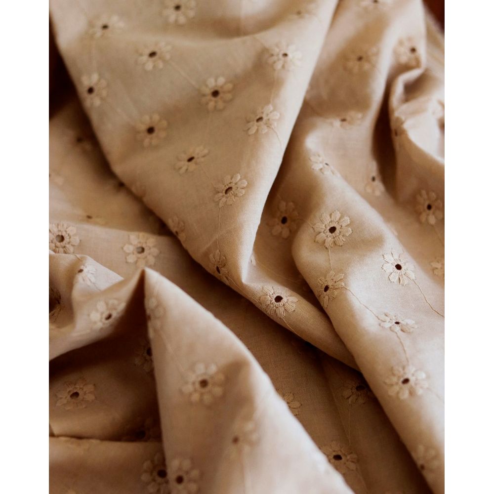 Voile de coton broderies fleuri ton sur ton camel clair