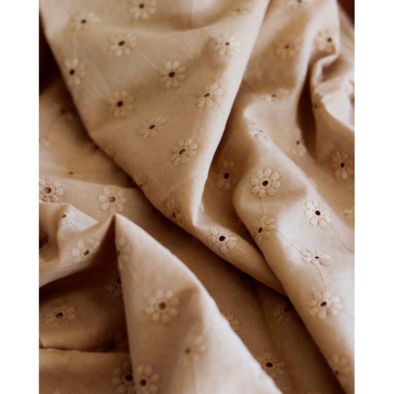 Voile de coton broderies fleuri ton sur ton camel clair