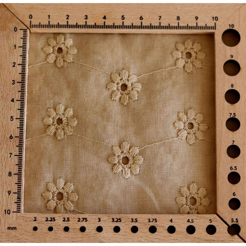 Voile de coton broderies fleuri ton sur ton camel clair