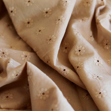 Voile de coton broderies fleuri ton sur ton camel clair