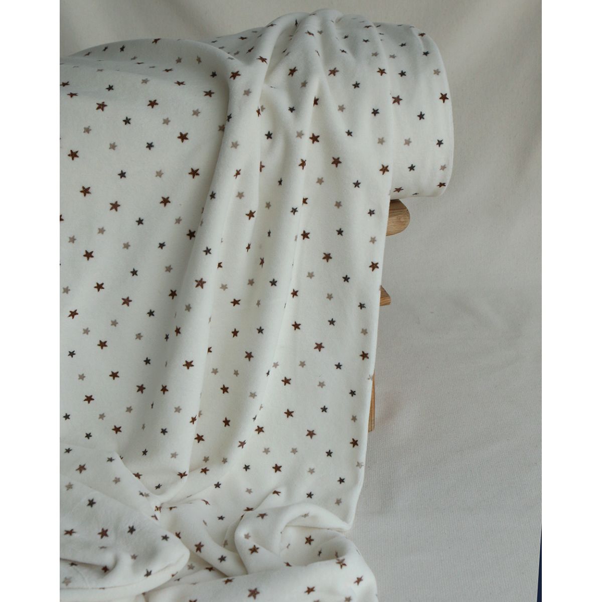 Stars - Velours de coton Nicky fond blanc lait motif étoiles marron