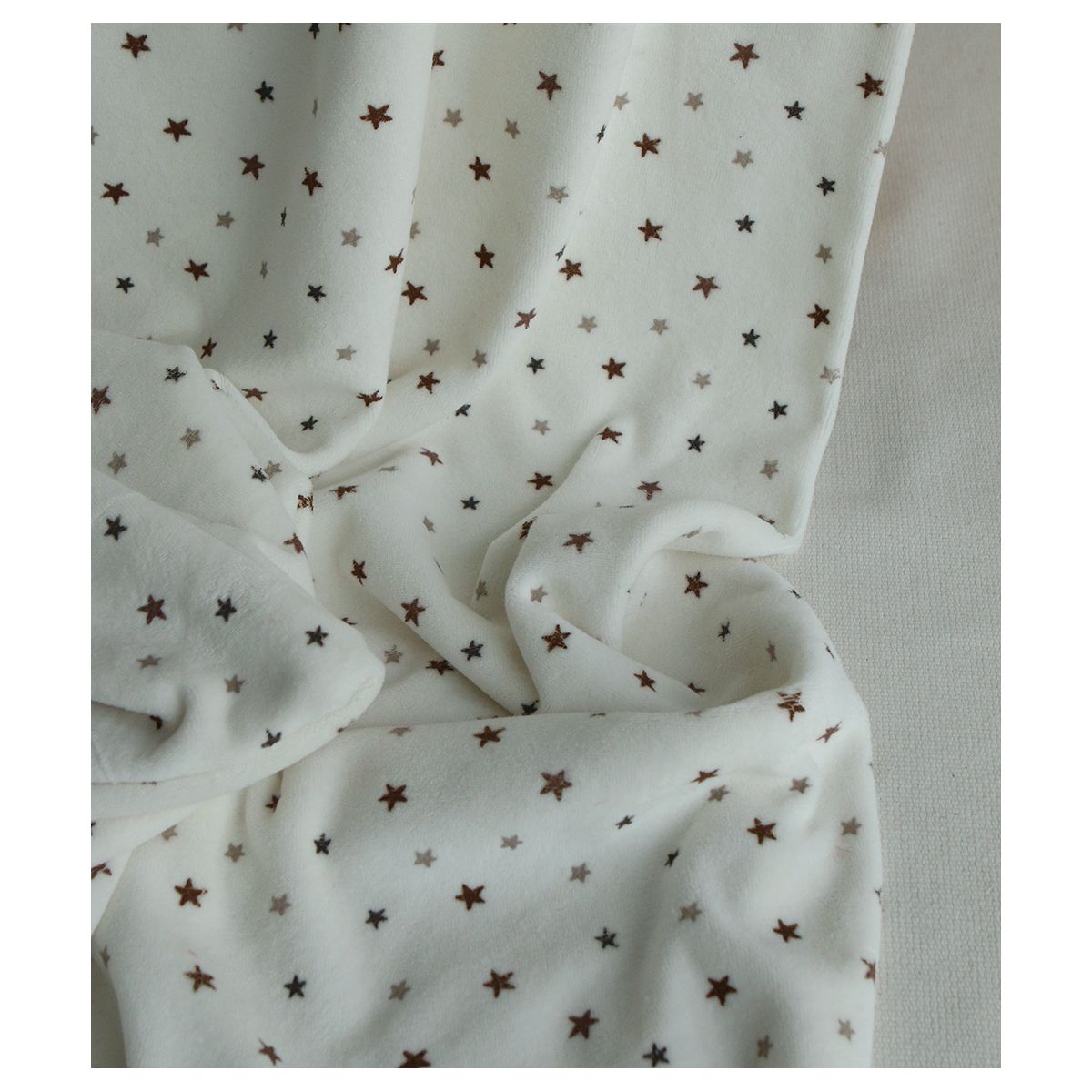 Stars - Velours de coton Nicky fond blanc lait motif étoiles marron