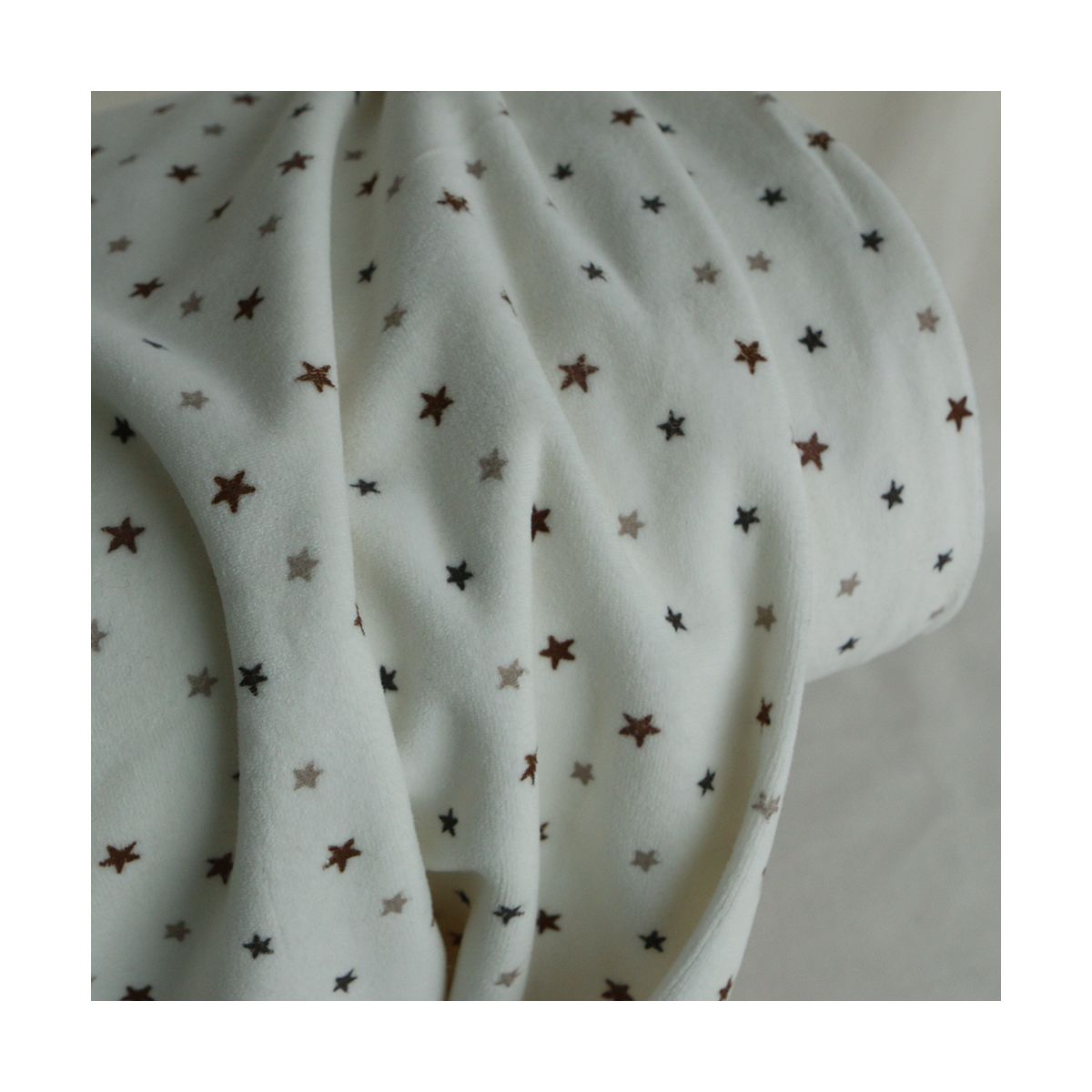 Stars - Velours de coton Nicky fond blanc lait motif étoiles marron