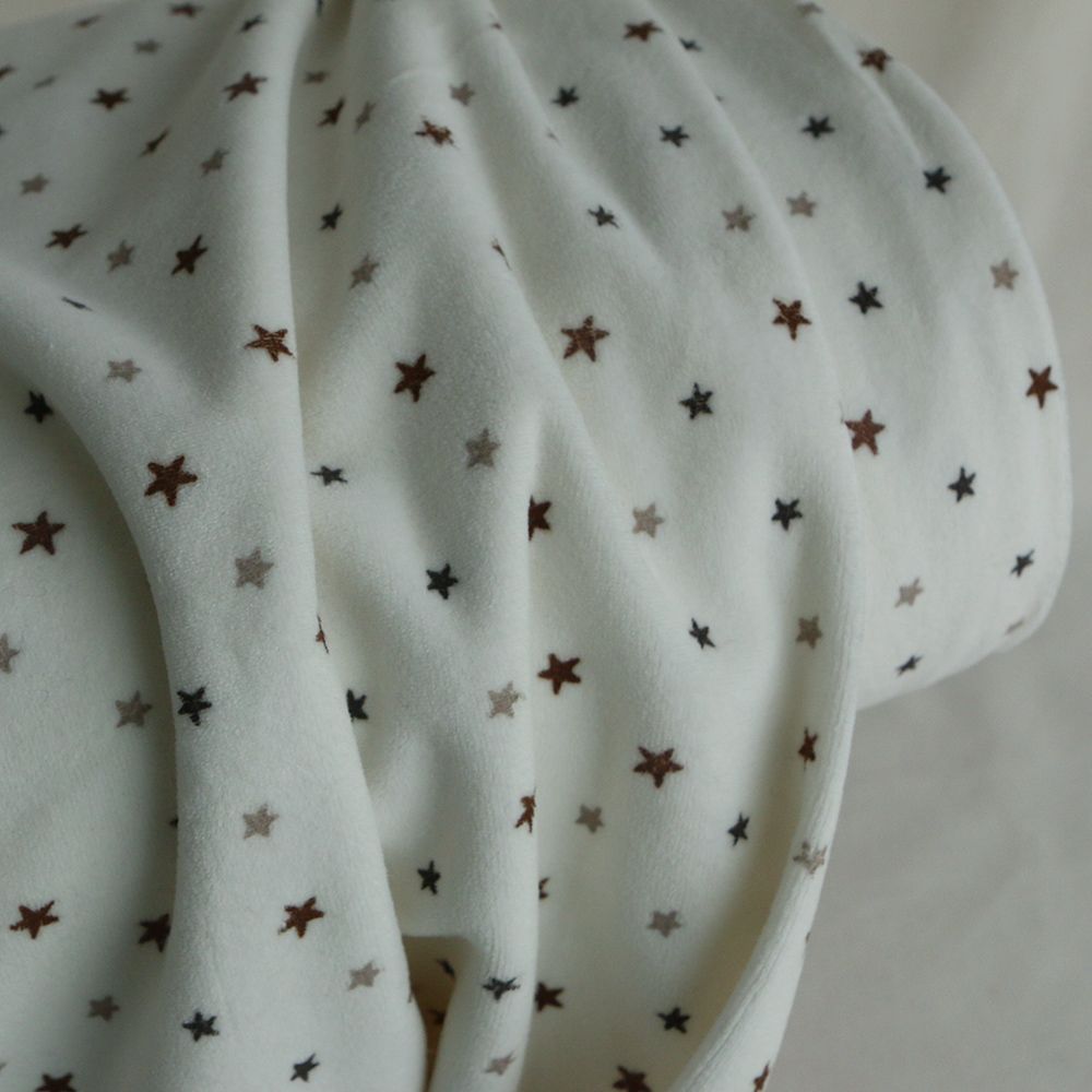 Stars - Velours de coton Nicky fond blanc lait motif étoiles marron