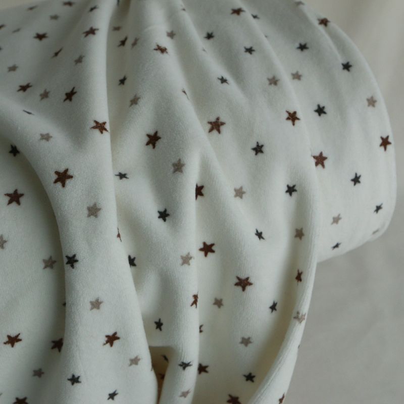 Stars - Velours de coton Nicky fond blanc lait motif étoiles marron