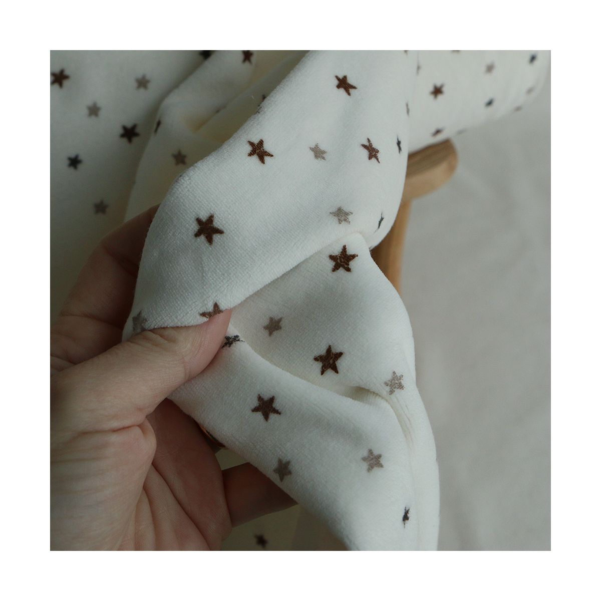 Stars - Velours de coton Nicky fond blanc lait motif étoiles marron