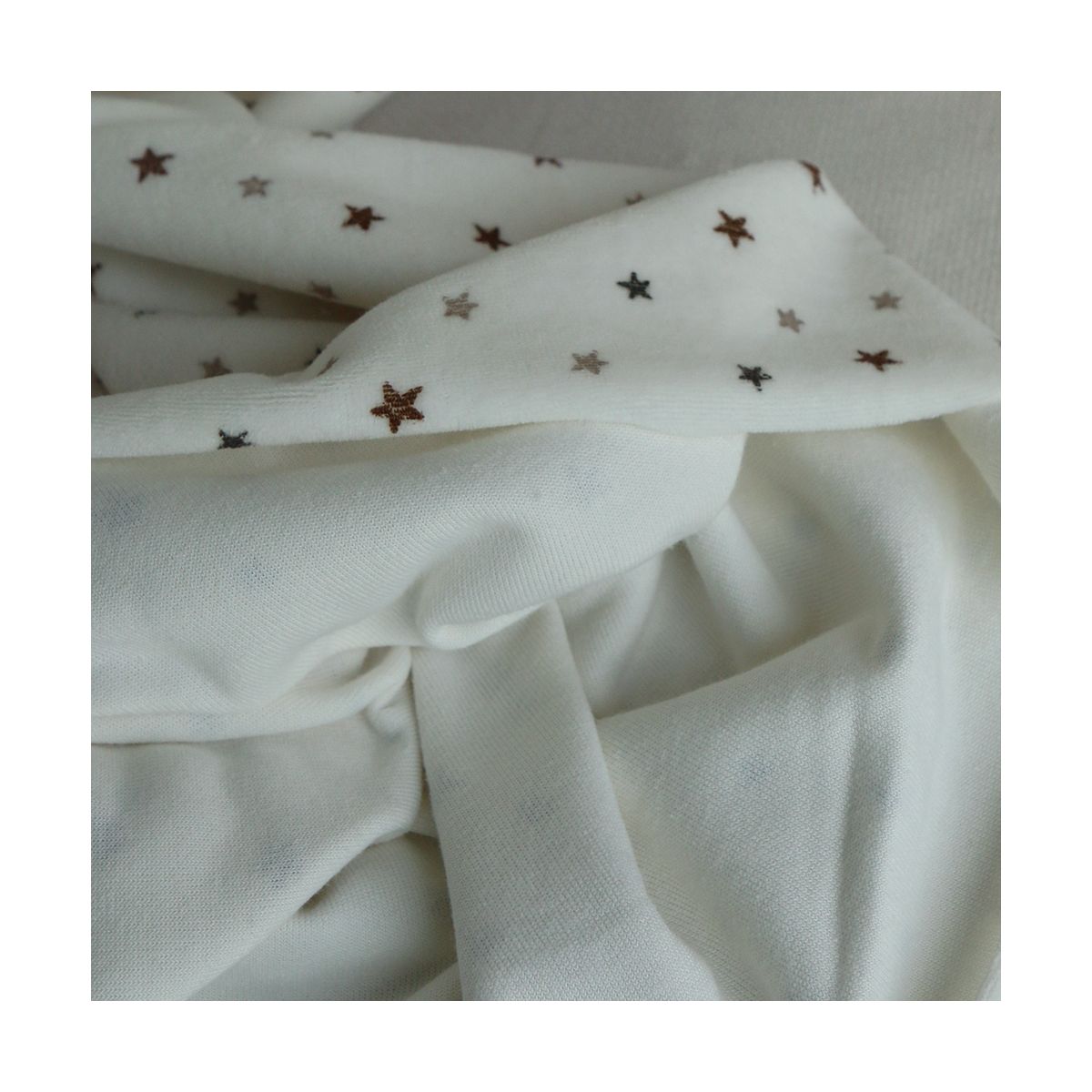 Stars - Velours de coton Nicky fond blanc lait motif étoiles marron